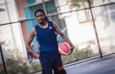 އުނދަގޫ ނިންމުމެއް ނިންމައި ޗިކު ކިންގްސް އަށް ސޮއިކޮށްފި