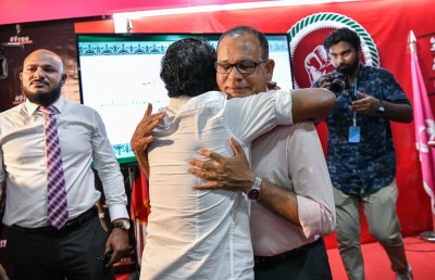 ސަޕޯޓަރުންނާއި ލީޑަޝިޕް އުފަލުގެ ކަރުނައިގައި!