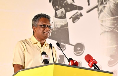 ސަރުކާރަށް އަހަރެއްވީ އިރު ކުރެވެނު އެއްވެސް ކަމެއް ނެތް: އާޒިމް