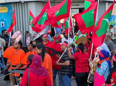 ސަރުކާރުން ނަސްރުގެ ދުވަސް ފާހަގަ ނުކުރާ ކަމަށް ބުނެ އިދިކޮޅުން މަގުތަކަށް ނިކުމެއްޖެ