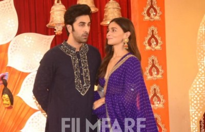 އާލިއާގެ ހެދުމުގެ ފަސްބައި ރަންބީރް ފައިން ޖަހާ މަންޒަރު ފޭނުންނަށް ކަމަކުނުދިޔަ