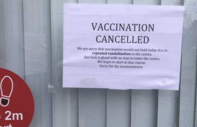 ވެކްސިން ސެންޓަރެއްގެ ދޮރުގެ ތަޅަށް ތެރަސް އެޅި މީހަކު 12 ހަފުތާއަށް ޖަލަށް ލައިފި
