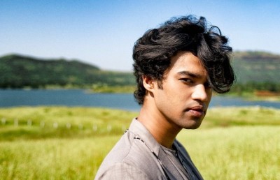 ބާބިލްއާ އެކު ވައިއާރްއެފްގެ ފުރަތަމަ ވެބް ސީރީޒަކަށް "ދަ ރެއިލްވޭމެން"