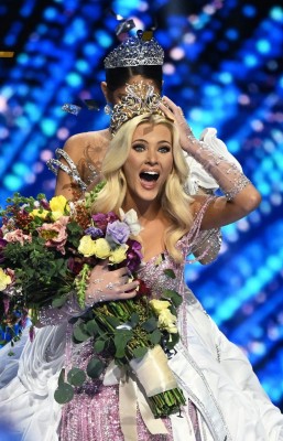 މިސް ޔުނިވާސްގެ ތާޖު ޑެންމާކުގެ ވިކްޓޯރިއާ އަށް