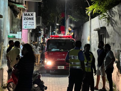 ހެންވޭރު ގެއެއްގައި ރޯވި އަލިފާންގަނޑު ހިނދުކޮޅެއްގެ ތެރޭގައި ނިއްވާލައިފި