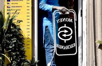 ޑޮލަރުގެ ކަޅު ބާޒާރުން ނުކުންނަން އޮތީ ހަނި މަގެއް