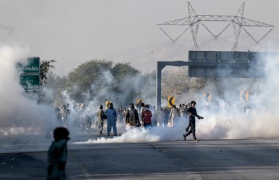 ފުލުހުންނާއި އިމްރާން ޚާންގެ ސަޕޯޓަރުންނާ ދެމެދު ވަރުގަދަ ކުރިމަތިލުންތަކެއް