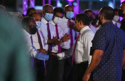 އިންޑިއާ އައުޓް ޕެޓިޝަނަށް ސޮއި ހޯދަން ޔާމީން ރަށްރަށަށް ވަޑައިގަންނަވަނީ