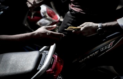 ޑޮލަރުގެ ކަޅު ބާޒާރުން ނުކުންނަން އޮތީ ހަނި މަގެއް