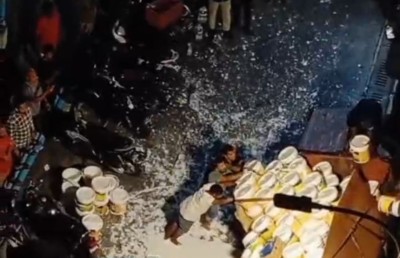 ޕިކަޕަކުން ކުލަ ފާޓާތަކެއް މަގުމައްޗަށް ވެއްޓި، މުޅި މަގުގައި ކުލަ