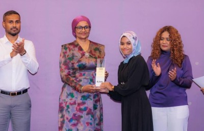 މީޑިއާގެ ދާއިރާއިން ޕްރޮފެޝަނަލް އެންޑް ކެރިއާ ވުމަން އެވޯޑު "މިހާރު"ގެ އާސިމާ އަށް