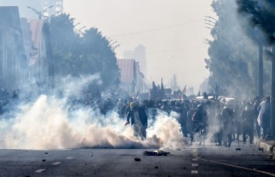 ސަޕޯޓަރުން ނުކުމެ މުޒާހަރާ ވަރުގަދަކުރަން އިމްރާން ގޮވާލައްވައިފި