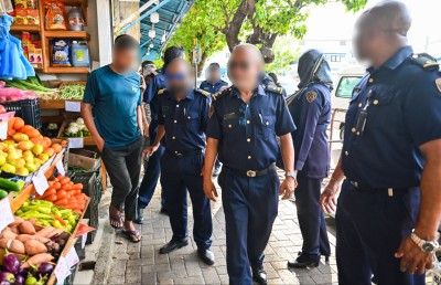 އިމިގްރޭޝަންގެ ބަޔަކު ބިދޭސީންނާ ގުޅޭ މަސައްކަތް ރިޝްވަތު ނަގައިގެން ކުރާ މައްސަލައެއް ތަހުގީގުކުރަނީ