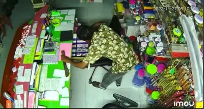 ކުޅުދުއްފުށީ ފިހާރައަކަށް ކަތިވަޅިއެއް ހިފައިގެން ވަދެ، 4000އަށް ވުރެ ގިނަ ރުފިޔާ ވަގަށް ނަގައިފި