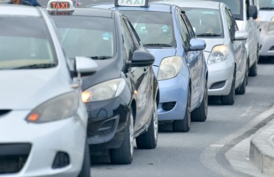 ވައްކަމުގެ ތުހުމަތުވާ ދެ މީހަކު ކާރެއްގެ ޑިކީއަށް ލައިގެން އެކި ތަންތަނަށް ގެންގޮސް އަނިޔާކޮށްފި