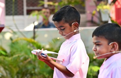 ކެރުމާއި ވާހަކަ ދެއްކުމުގެ ހުނަރުން ވިދާލި ދެ ކުދިން