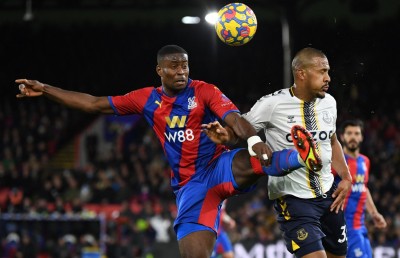 ގަލެގާގެ ދެ ލަނޑާ އެކު ކްރިސްޓަލް ޕެލަސް އިން އެވަޓަން ބަލިކޮށްފި