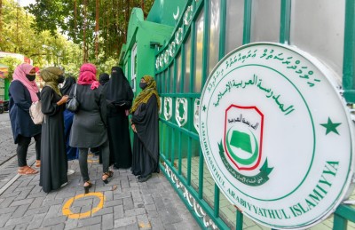 އަރަބިއްޔާ ދަރިވަރުން އިއްޒުއްދީން ސްކޫލަށް ބަދަލުކުރަން ބެލެނިވެރިން ދެކޮޅު