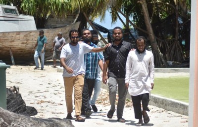 ލޯފަން ފަސް ޒުވާނުންނާ އެކު ހަފްސީ ކުރި ދަތުރު