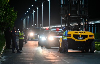 ހައިވޭއަށް ނޭރޭ ގޮތަށް މަގު ބަންދުކުރި ވިއްސަކަށް ޓެކްސީ ޓޯކޮށްފި