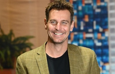 ވެކްސިން ނުޖެހުމުން "ޖެނެރަލް ހޮސްޕިޓަލް" ޝޯއިން ވަކިކުރި އެކްޓަރަކު ދައުވާކޮށްފި