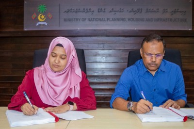 އެއާޕޯޓް ތަރައްގީ ކުރާނެ ފައިސާ ހޯދުމަށް އިތުރު ދެ ކުންފުންޏަކާއެކު ސޮއިކޮށްފި