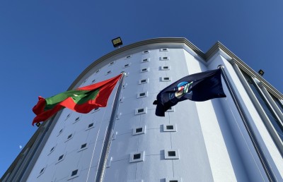 ބްލެކްމެއިލްކޮށް، 2،000 ޑޮލަރު ފޭރުނު ދެ މީހަކު ހައްޔަރުކޮށްފި