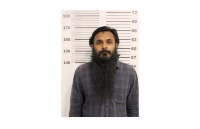 ހަރުކަށި ފިކުރުގެ ބޮޑެއްގެ ފައިގައި ޓެގް އަޅުވައިފި