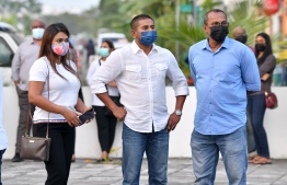 ރަސްމީ އިއްޒަތުގައި އުމަރު ޒާހިރުގެ ހަށިކޮޅު ފަސްދާނުލައިފި