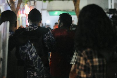 މުޒާހަރާއިން ދެ މީހުން ހައްޔަރުކުރީ ފުލުހަކަށް ހަމަލާ ދިނުމުން، ބަންދަށް 15 ދުވަސް