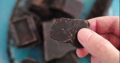 ޗޮކްލެޓުގައި ލެޑް ހުރި ކަމަށް ބުނެ ހާޝީސް ގޮވައިން ކޯޓަށް!