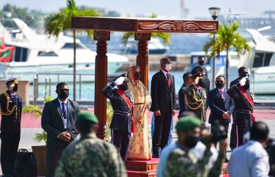 ރައީސް، ހަސީނާއާ ބައްދަލުކުރައްވައިފި