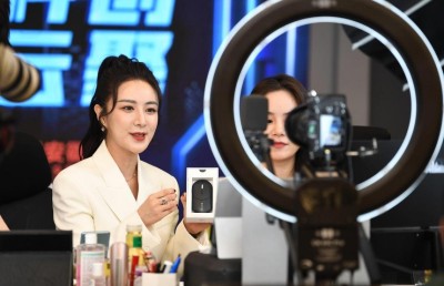 ޓެކުހަށް މަކަރު ހެދުމުން ޗައިނާގެ ސެލެބްރިޓީއަކަށް 210 މިލިއަން ޑޮލަރުގެ ޖޫރިމަނާއެއް