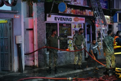 34 އަހަރުވީ އިވްނިން ކެފޭގައި ރޯވުން: ބަދިގެއާއި އެކޮމަޑޭޝަން އަނދާހުލި