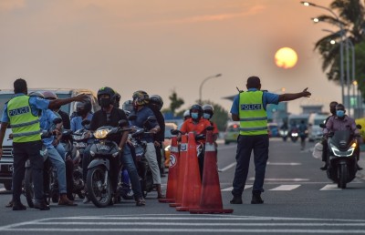 ބިރުވެރިކަން އުފެދޭ ގޮތަށް ބާރަށް ދުއްވި ދެ ސައިކަލް ހުއްޓުވުމުން ފުލުހަކަށް ހަމަލާދީފި
