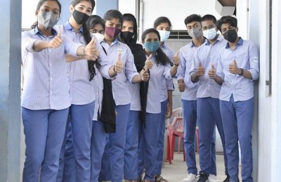 ކެރެލާގެ ސްކޫލެއްގެ އަންހެން ދަރިވަރުންނަށް ވެސް ޔުނިފޯމަކަށް ފަޓްލޫނާއި ގަމީސް