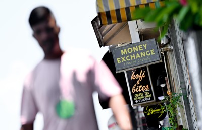 ރާއްޖޭގެ ބޭންކުތަކަށް ޑޮލަރު މާރުކުރުން މިއަދުން ފެށިގެން ލާޒިމް