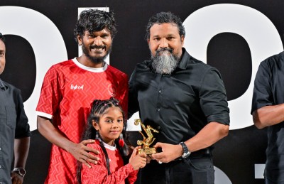 އަޑިއަޅާލަމުން ދިޔަ ފުޓްބޯޅަ ބަދަލުކޮށްލި ދެ ކޯޗުން