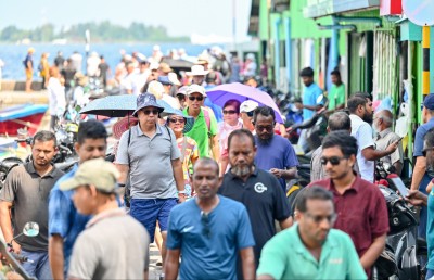 ގިނަ އަދަދެއްގެ ޓޫރިސްޓުންނާ އެކު މާލެ ބޭރުގައި ބޮޑު ދެ ކްރޫޒްލައިނާ