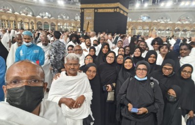 ޗުއްޓީއަށާ އެކު، އެއް އާއިލާގެ 40 މީހުން އުމްރާ އަށް!