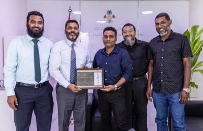 އަޑިއަޅާލަމުން ދިޔަ ފުޓްބޯޅަ ބަދަލުކޮށްލި ދެ ކޯޗުން