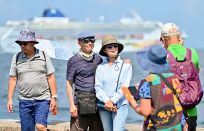 ގިނަ އަދަދެއްގެ ޓޫރިސްޓުންނާ އެކު މާލެ ބޭރުގައި ބޮޑު ދެ ކްރޫޒްލައިނާ