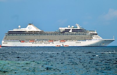 ގިނަ އަދަދެއްގެ ޓޫރިސްޓުންނާ އެކު މާލެ ބޭރުގައި ބޮޑު ދެ ކްރޫޒްލައިނާ