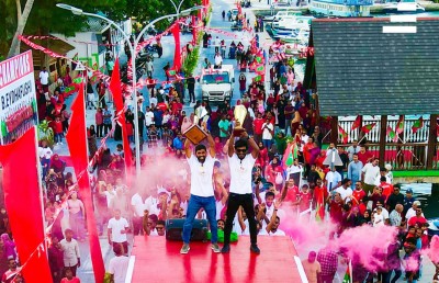 އޭދަފުށީ ޓީމަށް އެ ރަށުން ރަތްދޫލައިގެ މަރުހަބާއެއް