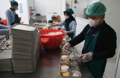 އިންޑޮނީޝިއާގައި ރިޔާސީ ވައުދު ފުއްދަން ދަރިވަރުންނާއި މާބަނޑު މީހުންނަށް ހިލޭ ކާންދޭން ފަށައިފި