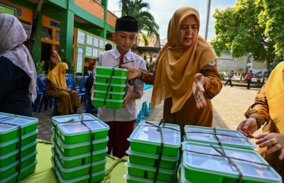 އިންޑޮނީޝިއާގައި ރިޔާސީ ވައުދު ފުއްދަން ދަރިވަރުންނާއި މާބަނޑު މީހުންނަށް ހިލޭ ކާންދޭން ފަށައިފި