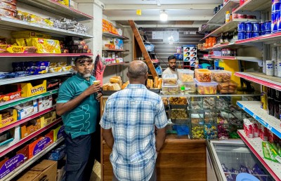 އޮފީހަށް ދާއިރު އަތުގައި ހެދިކާ ކޮތަޅެއް!