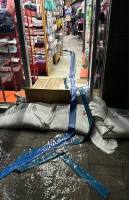 މާލެއިން އެހީއަށް އެދި 400 ކޯލު ލިބުނު، ބޮޑަށް ގެއްލުންވި ގެތަކުން މީހުން ބަދަލުކުރަނީ