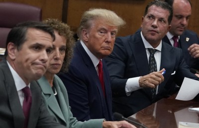 ޓްރަމްޕަށް ސާބިތުވި ކުށަށް ވެރިކަމާ ހަވާލުވުމުގެ ކުރިން އަދަބު ކަނޑައަޅަނީ