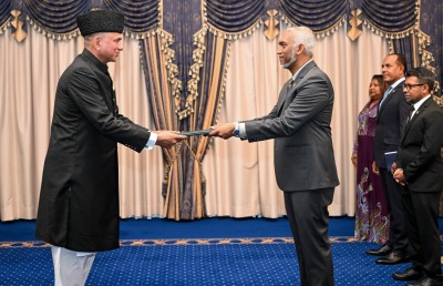 ޕާކިސްތާނުގެ އާ ސަފީރުގެ މަގާމުގެ ފަތްކޮޅު ރައީސަށް އަރުވައިފި